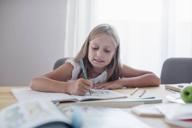 Çok beyaz kız öğrenci yazmak öğrenme.