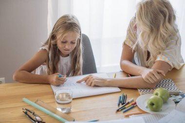 Güzel sarışın beyaz kız evde annesi yardım eğitim.