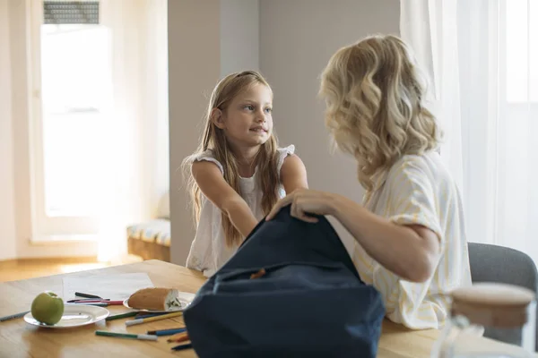 Schönes Mädchen Packt Ihren Schulrucksack Mit Ihrer Mutter — Stockfoto