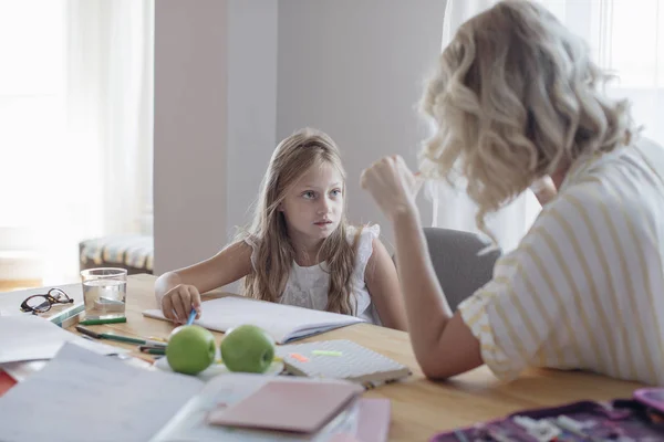 Mooi Blonde Kaukasische Meisje Thuis Studeren Met Haar Moeder Helpen — Stockfoto