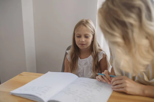 Schattige Blonde Kaukasische Meisje Een Vrouw Lezen Samen Vormen Een — Stockfoto