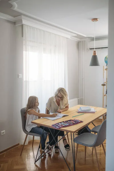Estudante Branca Bonito Estudando Casa Com Sua Mãe — Fotografia de Stock