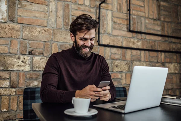 Jeune Homme Caucasien Pigiste Aide Téléphone Portable Dans Café — Photo