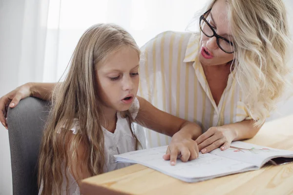 Sevimli Beyaz Kız Yardım Güzel Annesi Ile Okumayı Öğrenme — Stok fotoğraf