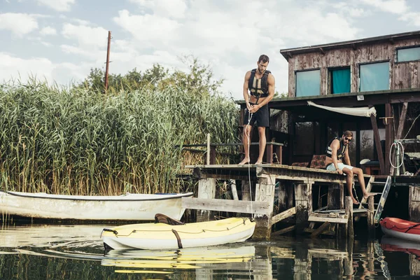 Deux Jeunes Hommes Caucasiens Sur Une Jetée Bois — Photo