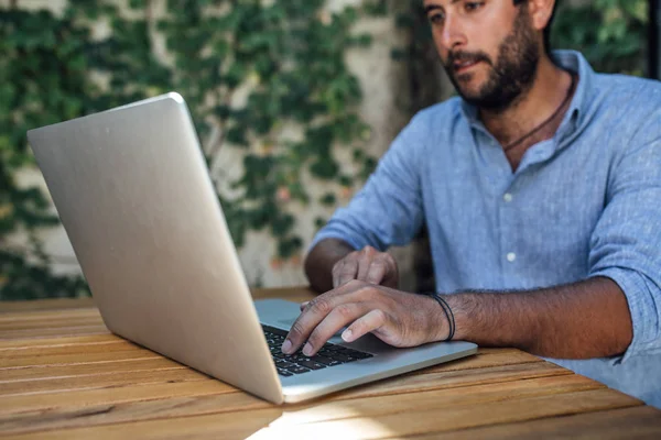 Bonito Homem Negócios Caucasiano Sentado Livre Digitando Seu Laptop — Fotografia de Stock