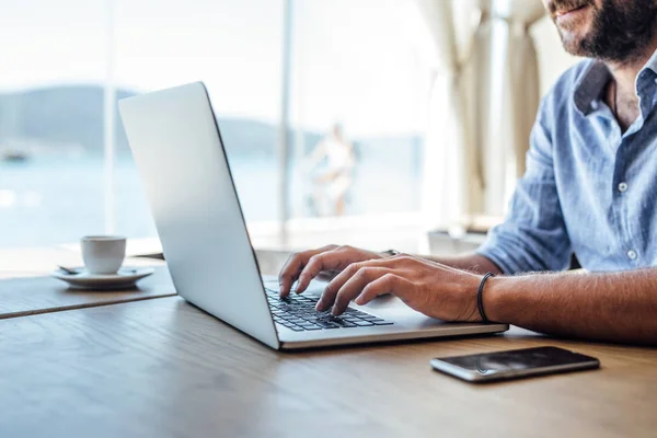 Hombre Negocios Irreconocible Sentado Cafetería Trabajando Computadora Portátil — Foto de Stock