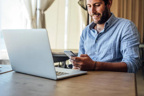 Bello Uomo Affari Sorridente Seduto Alla Caffetteria Digitare Sul Cellulare — Foto Stock