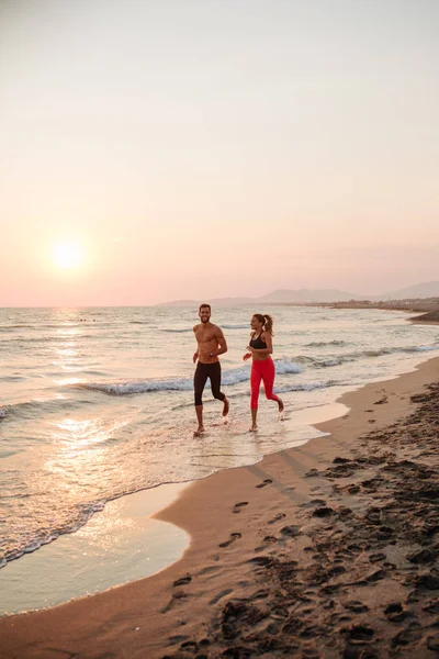 Bonito Homem Caucasiano Bela Mulher Correndo Praia Areia Pôr Sol — Fotografia de Stock