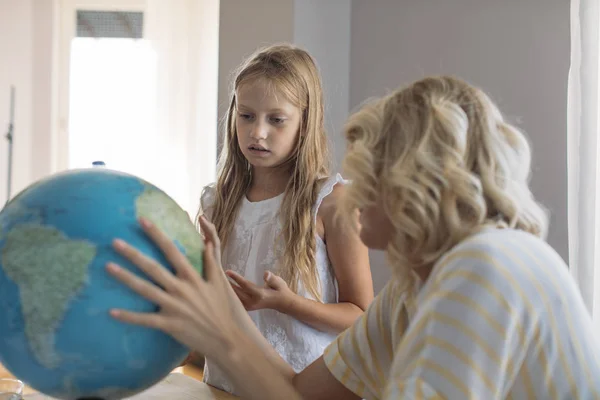 Mulher Loira Bonita Ensinando Geografia Globo Para Uma Linda Menina Imagens De Bancos De Imagens Sem Royalties