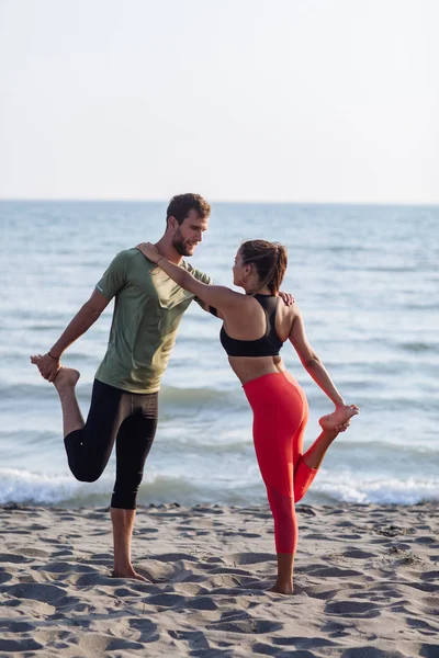 Fidanzato Fidanzata Facendo Esercizio Stretching Sulla Spiaggia Sabbia Foto Stock