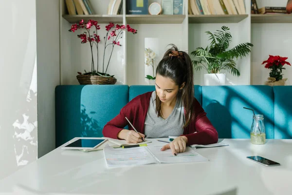 Muito Jovem Caucasiano Menina Estudante Universitário Escrevendo Seu Caderno — Fotografia de Stock