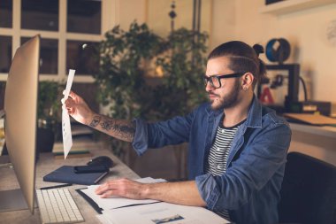 Yakışıklı genç Kafkas freelancer onun istatistik grafikleri incelenmesi.