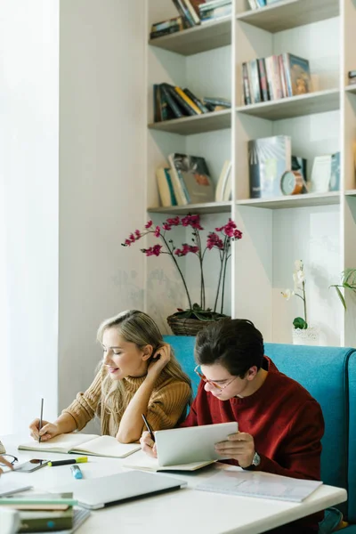 Ein Mädchen Und Ein Junge Studieren Gemeinsam Der Bibliothek — Stockfoto