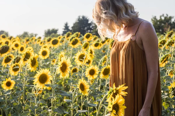 Hezká Blondýnka Kavkazský Žena Stojící Slunečnicová Pole Slunečný Letní Den — Stock fotografie