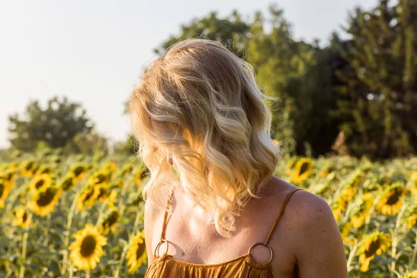 Portrait Beautiful Blonde Woman Standing Sunflower Field Summer Day — Stock Photo, Image