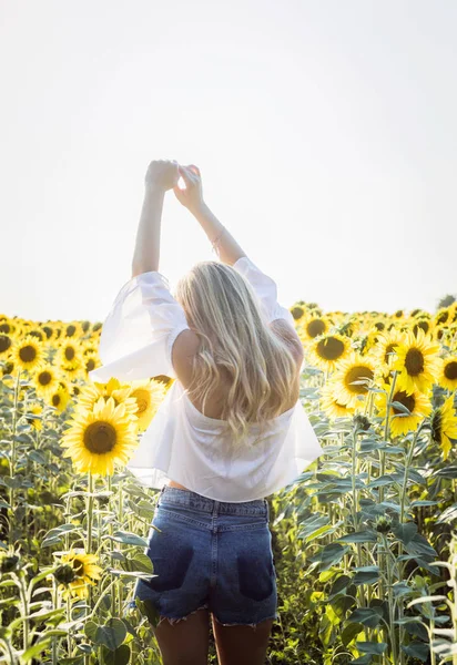 Vacker Ung Blond Kvinna Dansar Solros Fält Solig Sommardag — Stockfoto