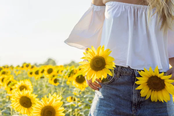 Jeune Femme Méconnaissable Portant Denim Debout Dans Champ Tournesol Jour — Photo