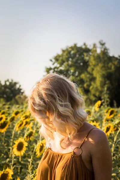 Porträtt Vacker Blond Kvinna Stående Solros Fält Sommaren Dag — Stockfoto