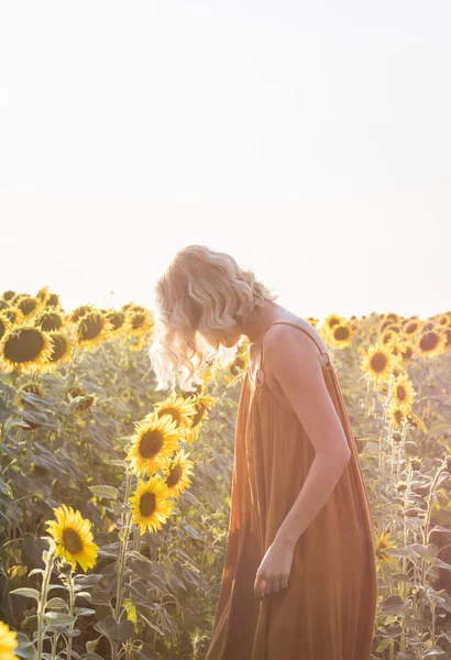 Vacker Blond Kvinna Dans Solros Fält — Stockfoto