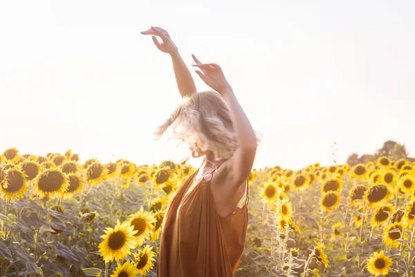 Vacker Blond Kvinna Dans Solros Fält — Stockfoto