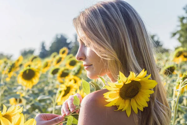 Vacker Blondin Kaukasiska Kvinna Står Vid Solros Fält — Stockfoto