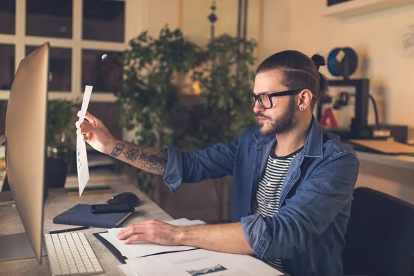 Guapo Joven Caucásico Freelancer Examinar Estadística Gráficos —  Fotos de Stock