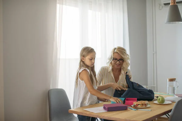 Gyönyörű Lány Neki Iskolai Hátizsák Csomagolás Édesanyjával — Stock Fotó