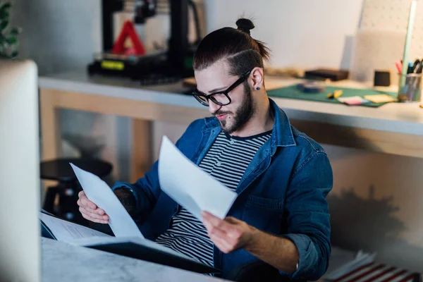 Bonito Jovem Caucasiano Freelancer Examinando Seus Papéis — Fotografia de Stock