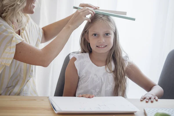 Porträt Der Süßen Blonden Schülerin Mit Einem Lineal Auf Dem — Stockfoto