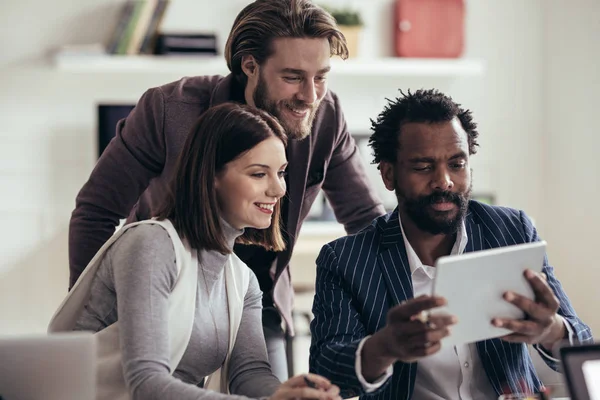 Gruppo Imprenditori Seduti Ufficio Che Lavorano Insieme — Foto Stock