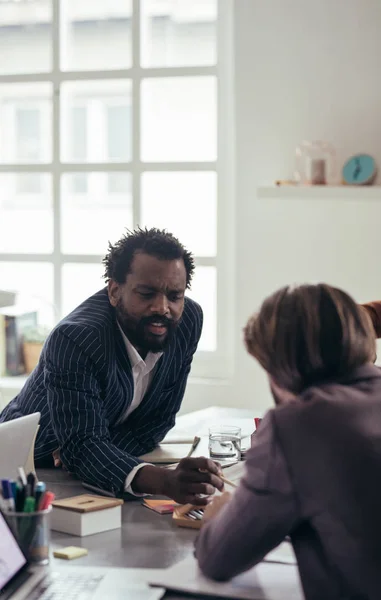 Multi Etnische Groep Van Vrouwelijke Ondernemers Ondernemers Met Zakelijke Bijeenkomst — Stockfoto