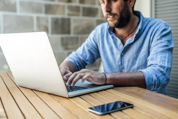 Hands Unrecognisable Businessman Typing His Laptop Outdoors — Stock Photo, Image