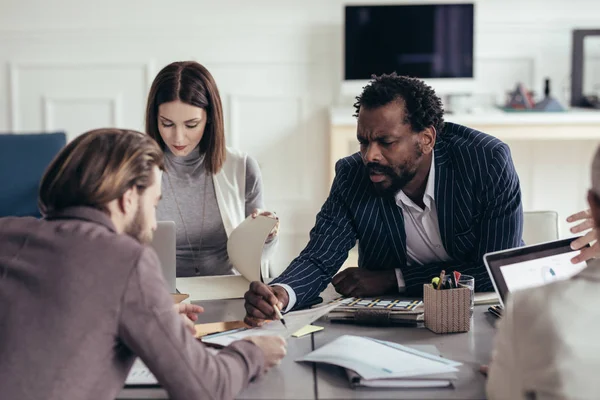 Multi Etnische Groep Van Vrouwelijke Ondernemers Ondernemers Met Zakelijke Bijeenkomst — Stockfoto