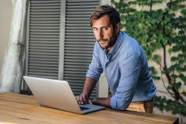 Retrato Joven Guapo Hombre Negocios Caucásico Que Trabaja Aire Libre — Foto de Stock