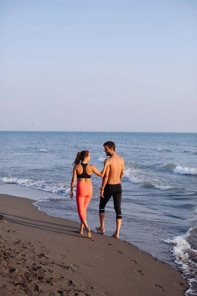 Giovane Coppia Felice Passeggiando Sulla Spiaggia Sabbia Estate Immagine Stock