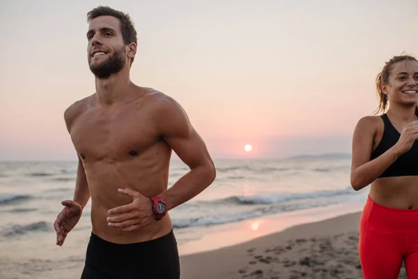 Mulher Sorridente Bonita Homem Bonito Correndo Praia Areia Pôr Sol Fotografia De Stock