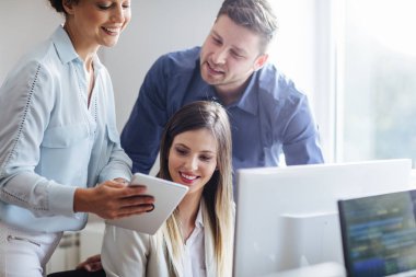 Birlikte modern ofis alanı çalışan genç iş adamları.