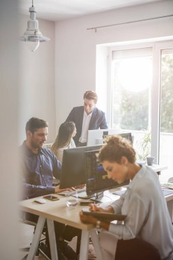 Birlikte modern ofis alanı çalışan genç iş adamları.