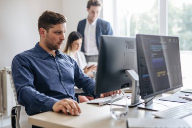 Birlikte modern ofis alanı çalışan genç iş adamları.