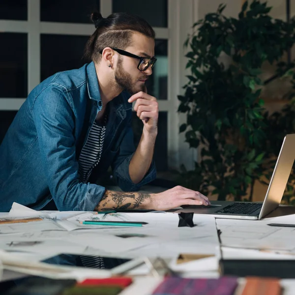 Guapo Joven Caucásico Freelancer Trabajando Una Oficina Por Noche — Foto de Stock