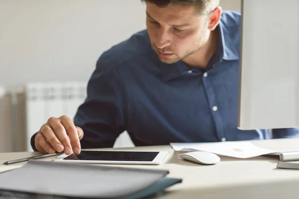 Jovem Empresário Usando Tablet Enquanto Trabalhava Computador Desktop Moderno Espaço — Fotografia de Stock