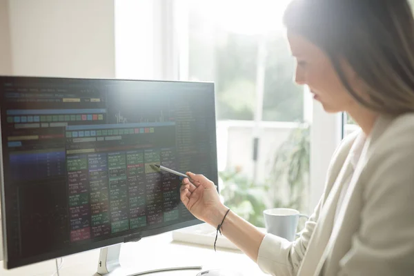 Broker Dealer Woman Pointing Pencil Computer Screen Modern Office Space — Stock Photo, Image