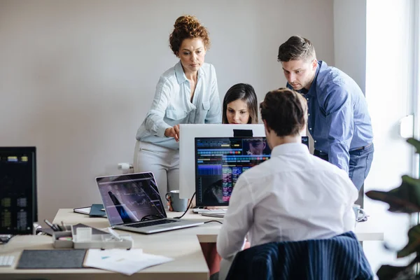 Giovani Uomini Affari Che Lavorano Insieme Alla Società Intermediazione — Foto Stock