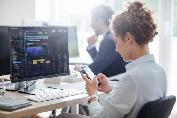 Jovem Empresária Corretora Usando Telefone Celular Frente Computador Desktop Trabalhando — Fotografia de Stock