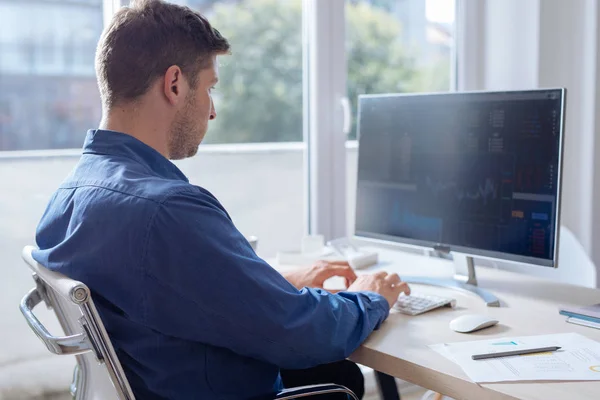 Jeune Homme Affaires Travaillant Sur Ordinateur Bureau Dans Espace Bureau Images De Stock Libres De Droits