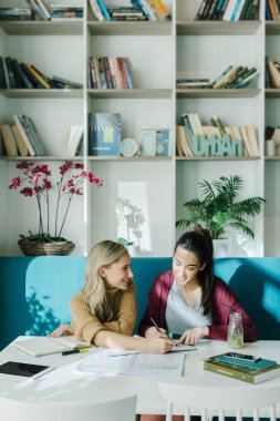 Birlikte Kütüphanesi'nde okuyan iki güzel kızlar üniversite öğrencileri.