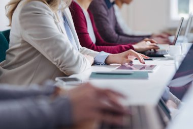 Eller modern ofis alanı, kendi laptoplarda yazarak tanınmaz halde iş adamları.