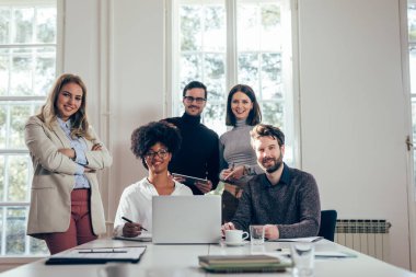 Genç iş adamları modern ofis alanı çalışma grubu.