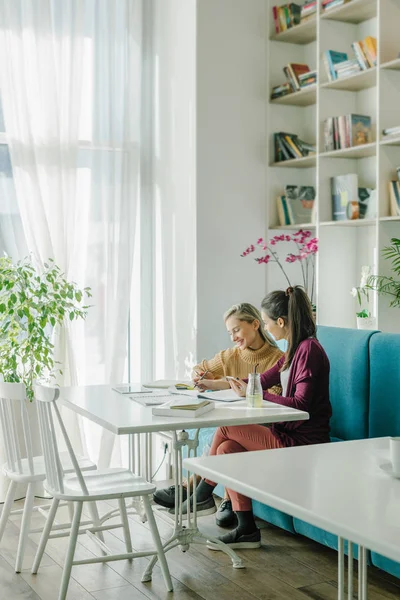 Två Vänner Sitter Tillsammans Caffe — Stockfoto